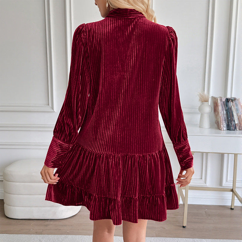 Vestido corto de terciopelo burdeos con escote en V