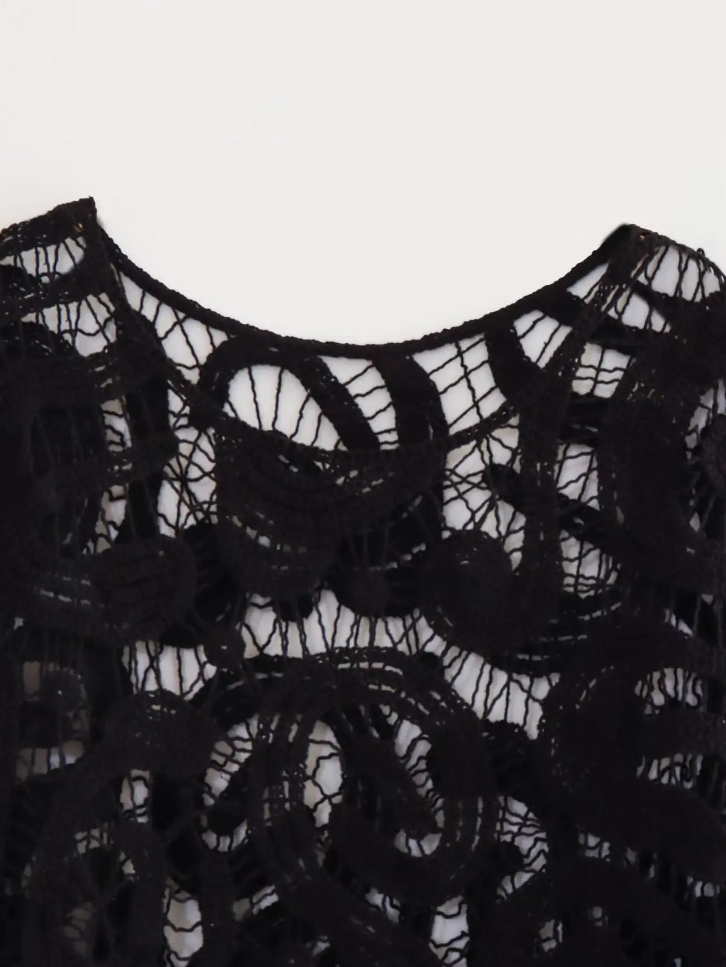 Top corto de crochet calado de manga larga