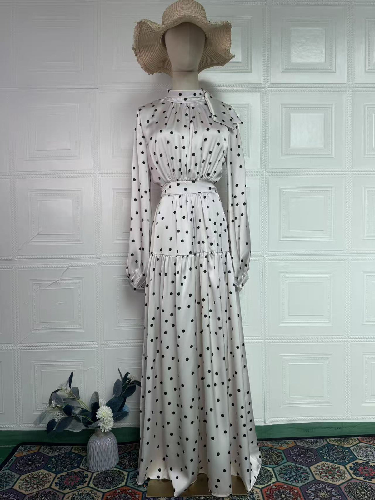 Vestido largo vintage de lunares con cuello alto y falda plisada