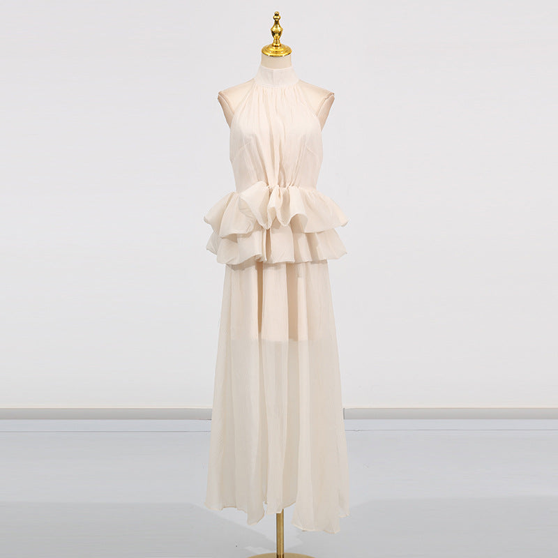 Vestido largo de ceremonia con cuello alto y volantes