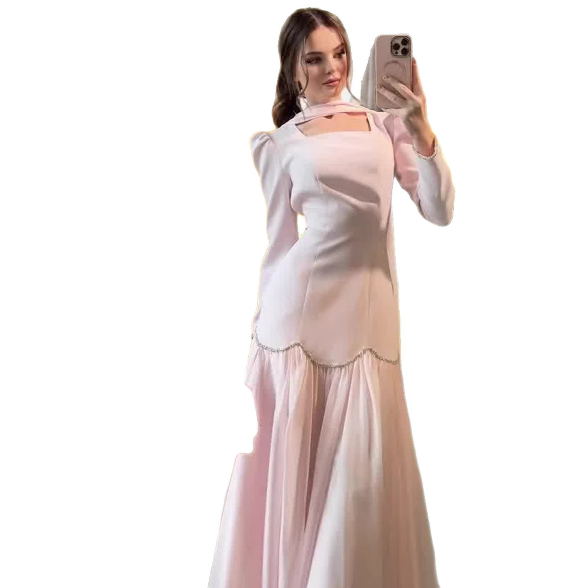 Vestido largo entallado con cinturón y detalles decorativos