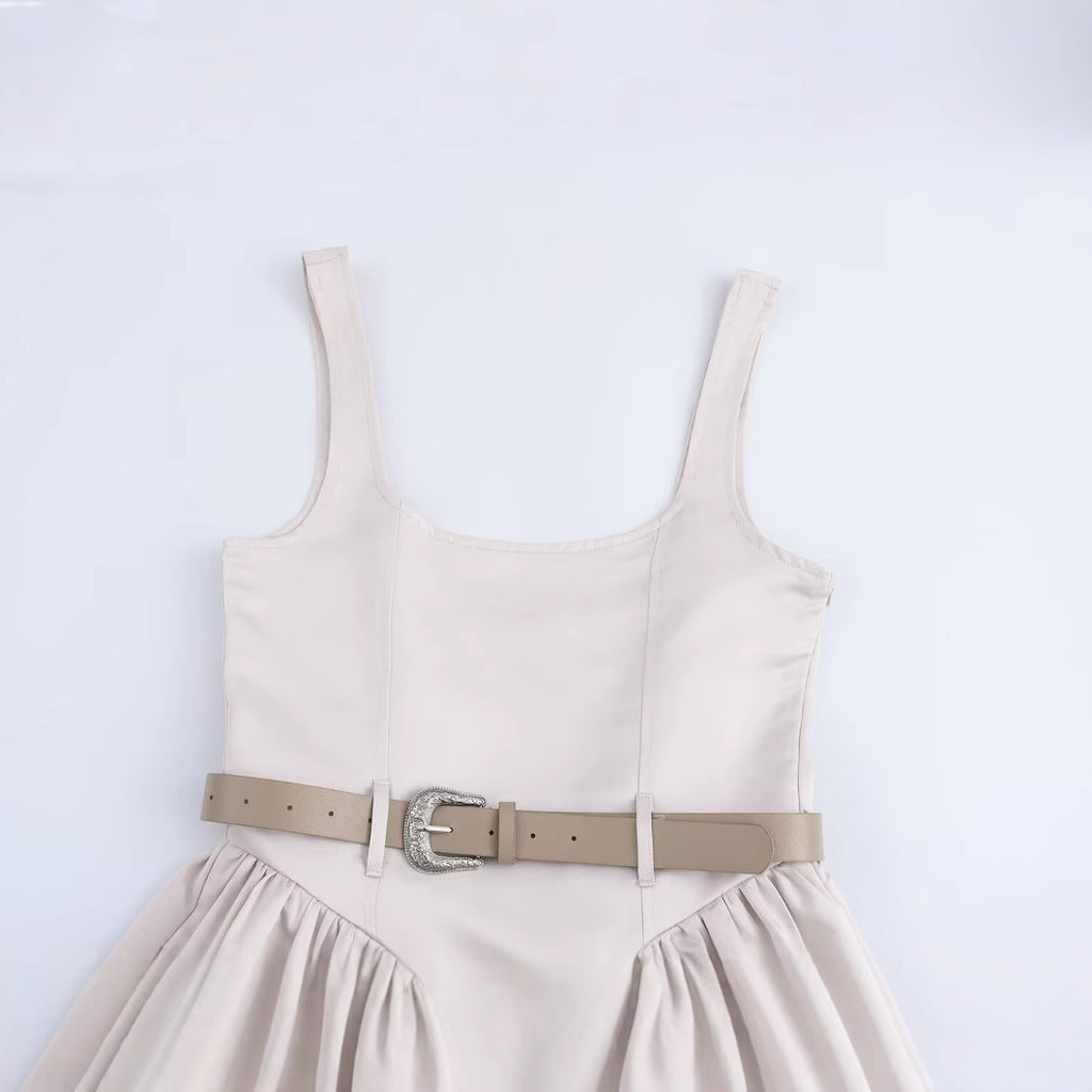 Vestido corto plisado con cinturón