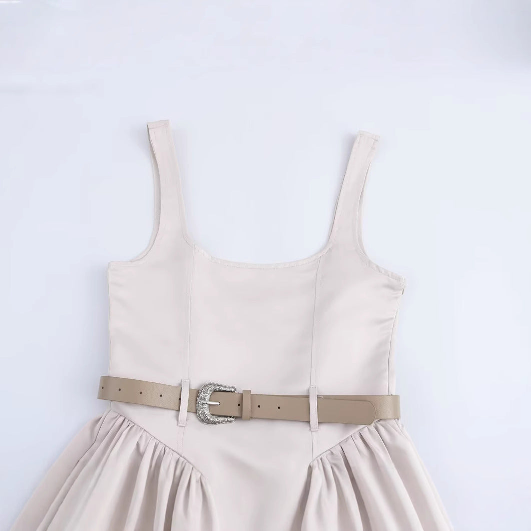 Vestido corto plisado con cinturón
