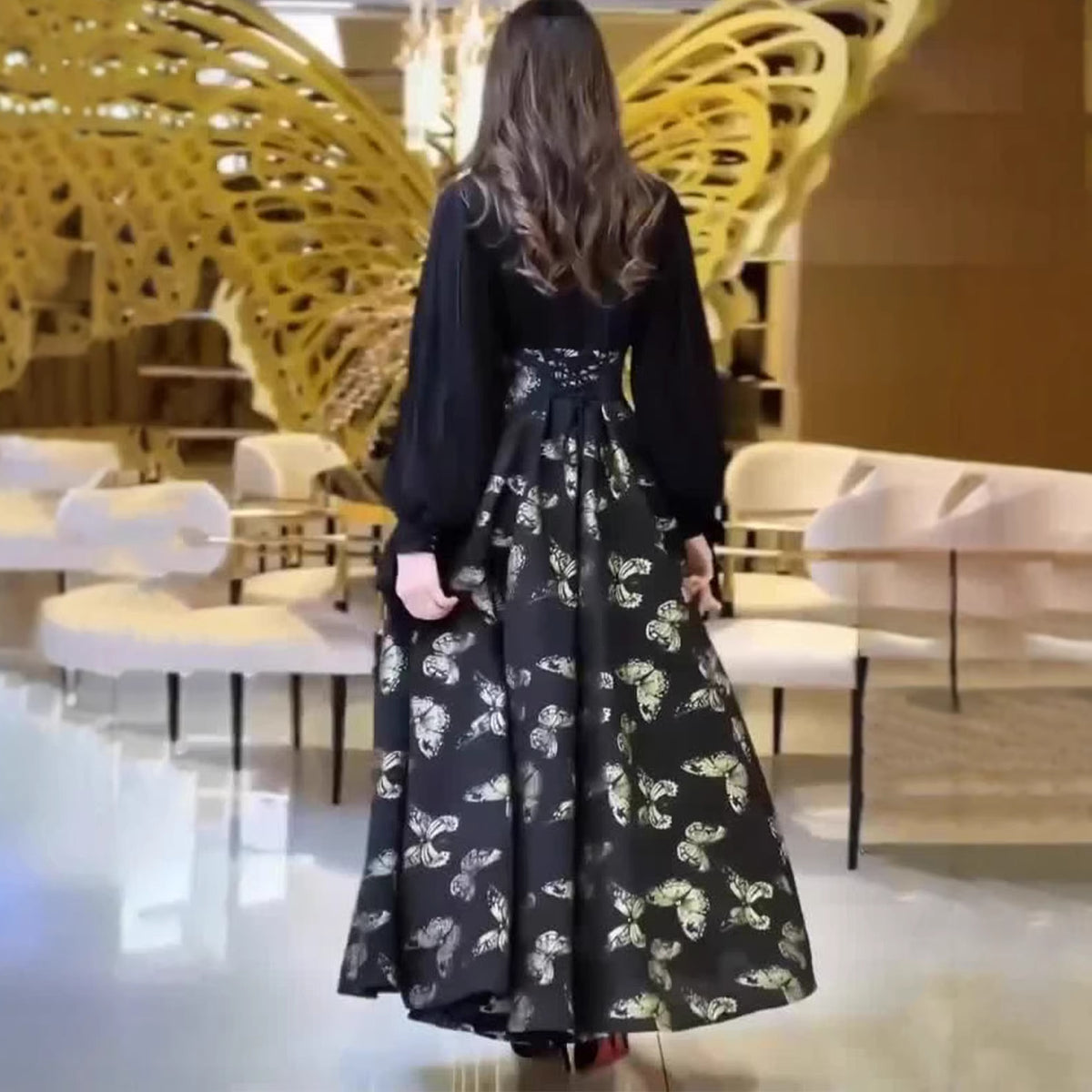 Vestido largo estampado con detalles dorados y manga larga