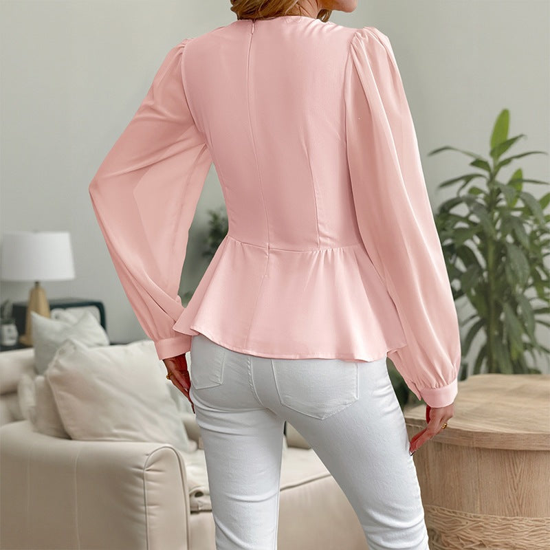 Camisa entallada con flores 3D y escote en V