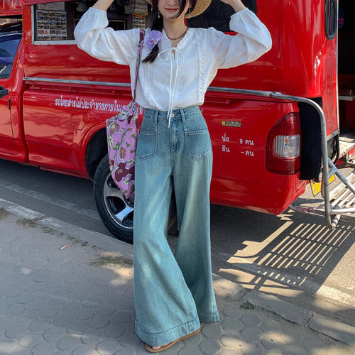 Blusa blanca con cuello de volantes y lazada