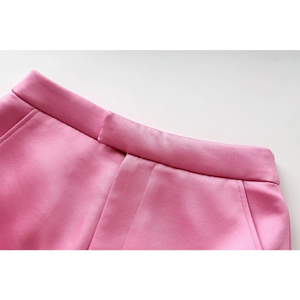 Conjunto rosa satinado de tres piezas con blazer y minifalda