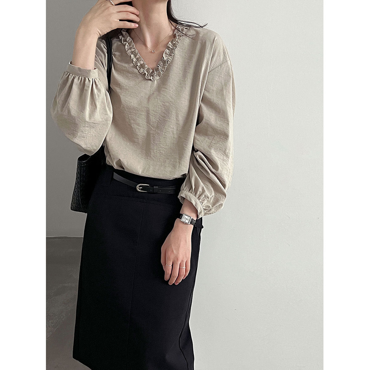 Blusa con escote en V, encaje y manga farol
