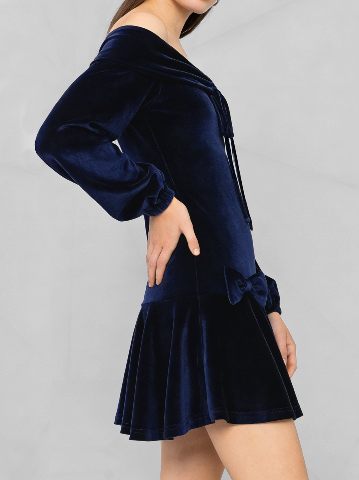 Vestido de terciopelo con hombros descubiertos y manga farol
