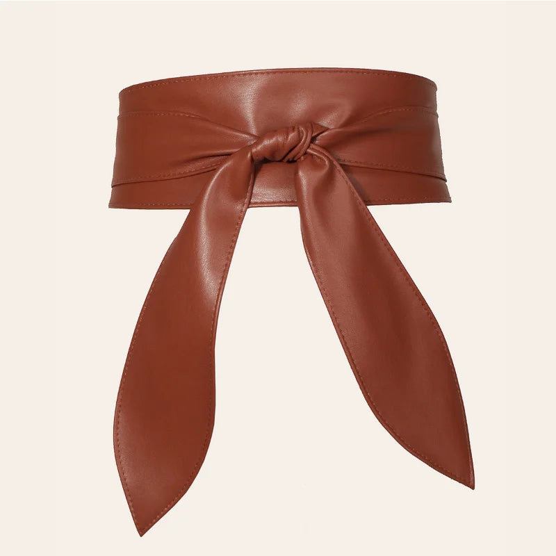Cinturón ancho con lazo decorativo