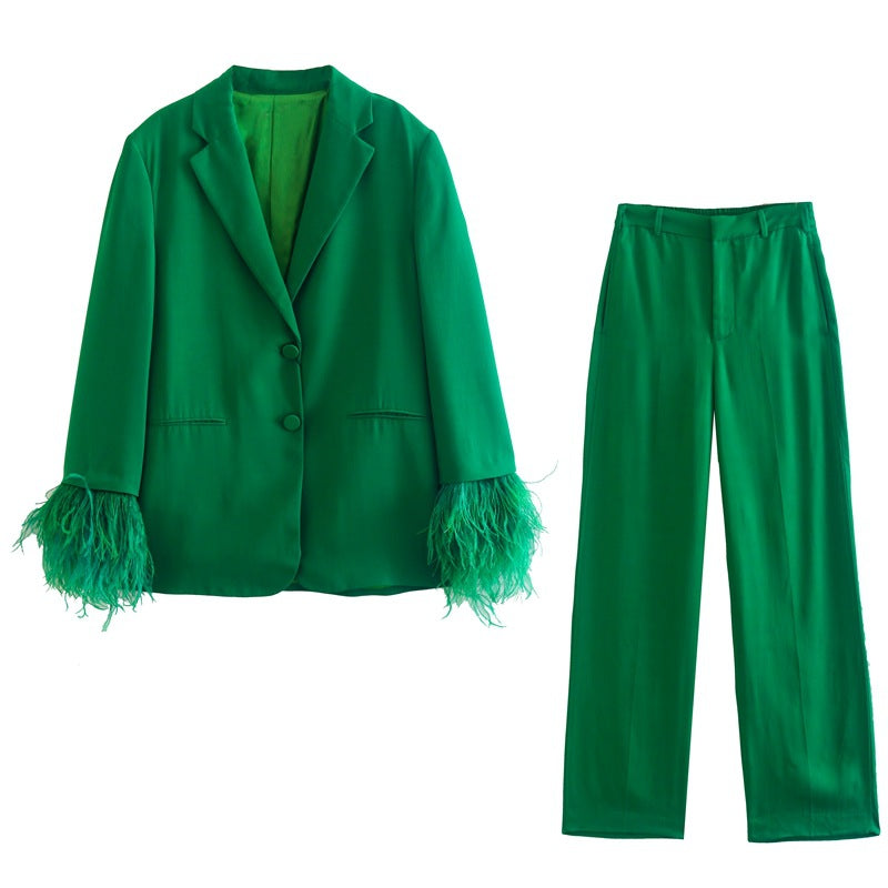 Conjunto de chaqueta con plumas y pantalón satinado