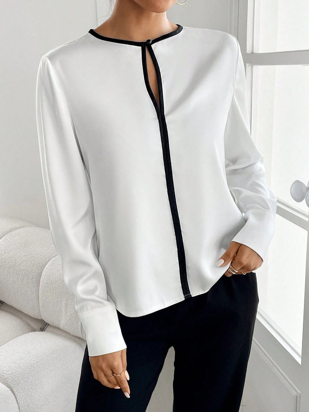 Blusa bicolor de manga larga con cuello redondo