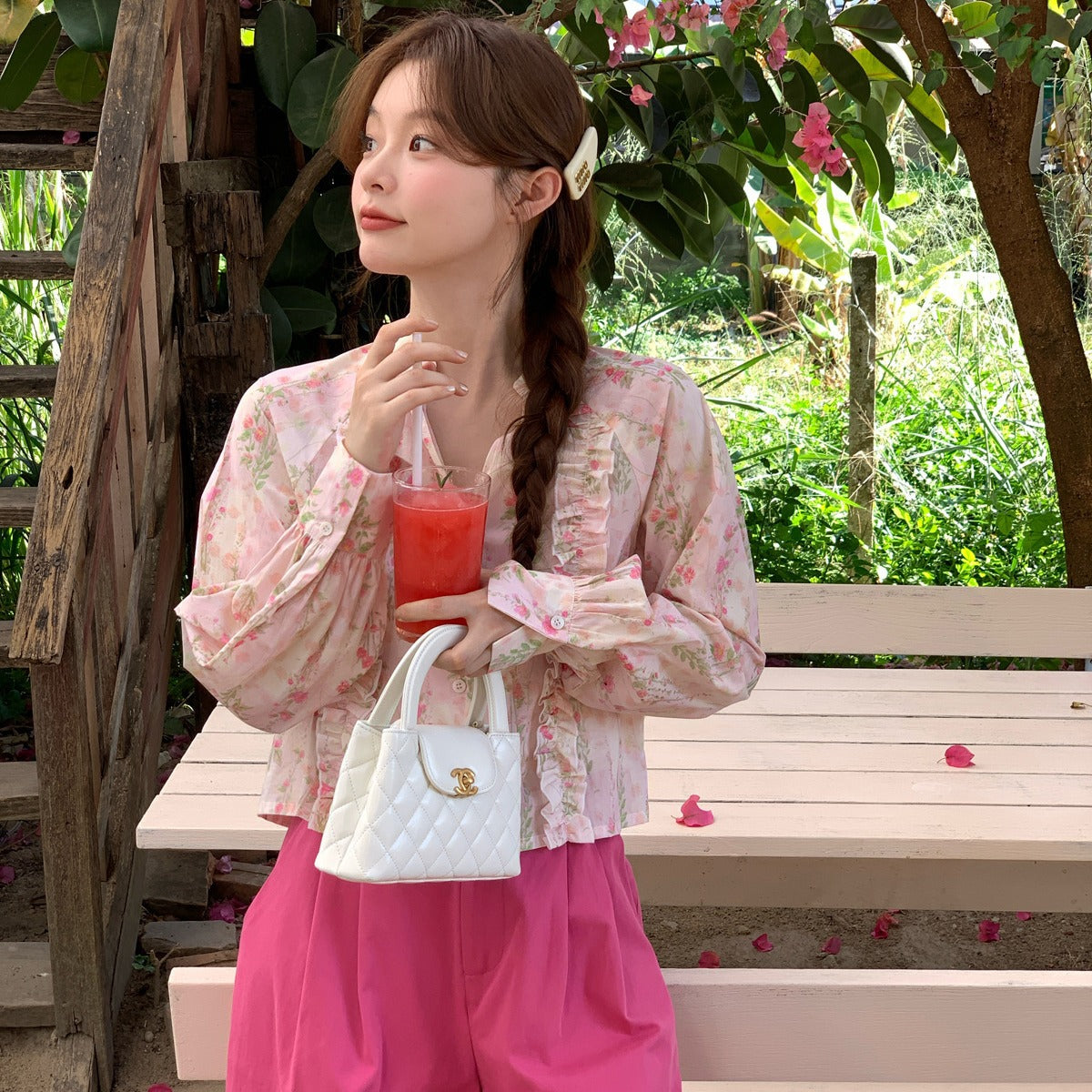 Blusa floral rosa de manga larga con escote en V