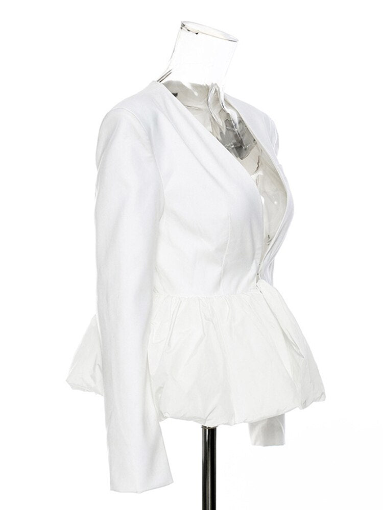 Blazer blanco plisado con escote en V y manga abullonada