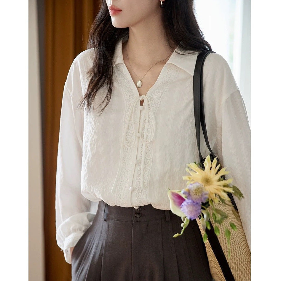 Blusa elegante con cuello de volantes y lazada