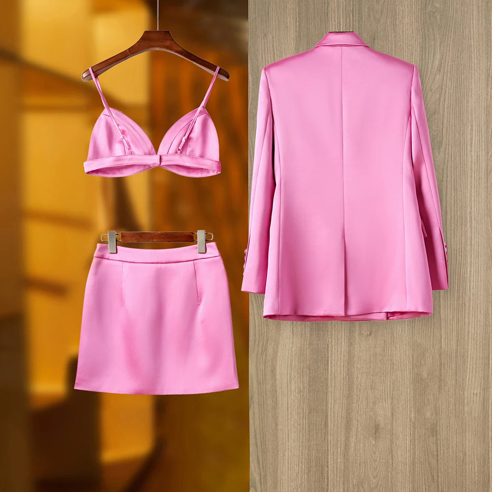 Conjunto rosa satinado de tres piezas con blazer y minifalda