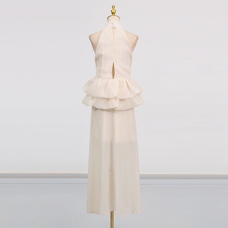 Vestido largo de ceremonia con cuello alto y volantes