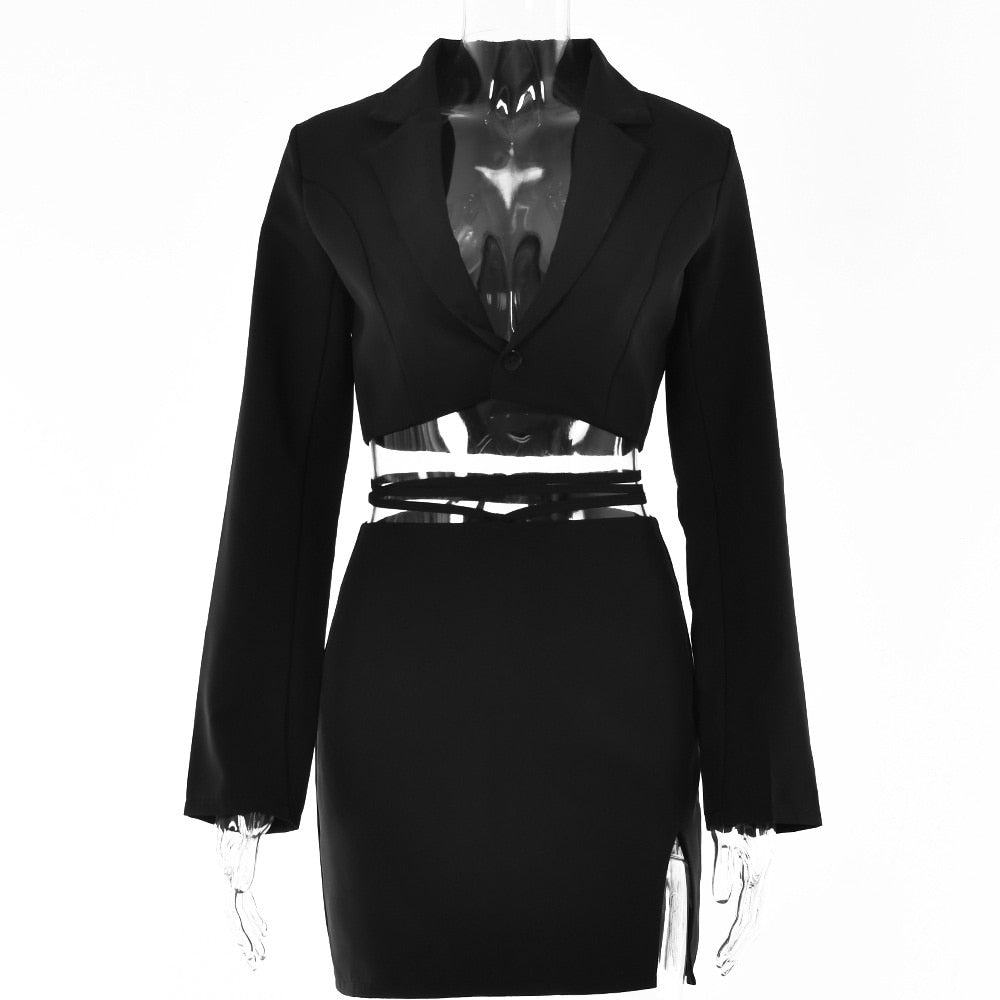 Conjunto elegante de top corto y minifalda con abertura