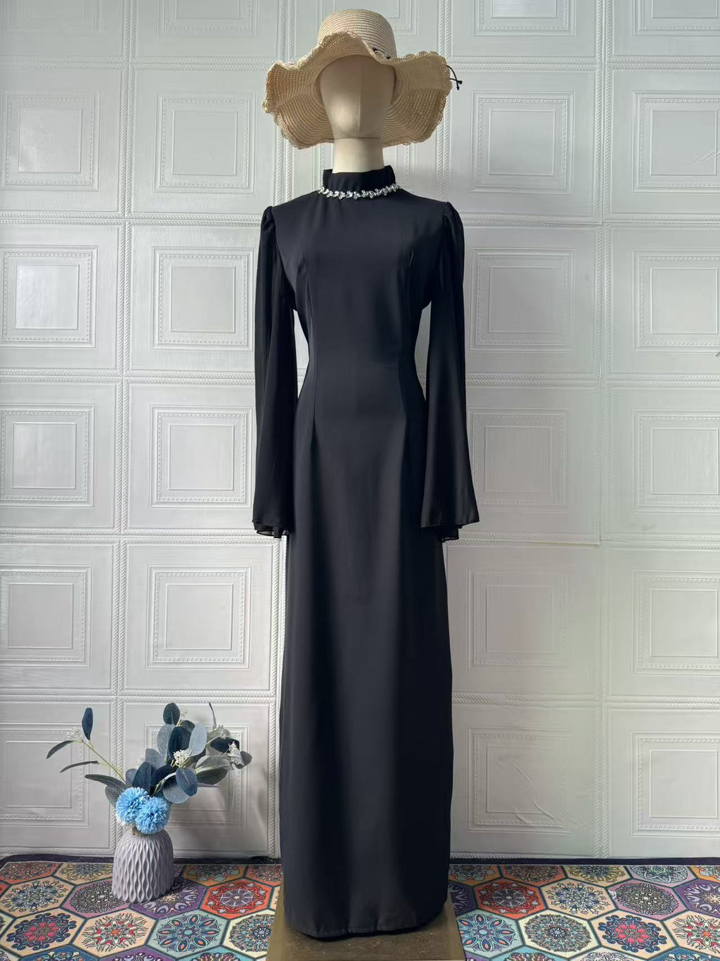 Vestido largo entallado con tul y manga acampanada