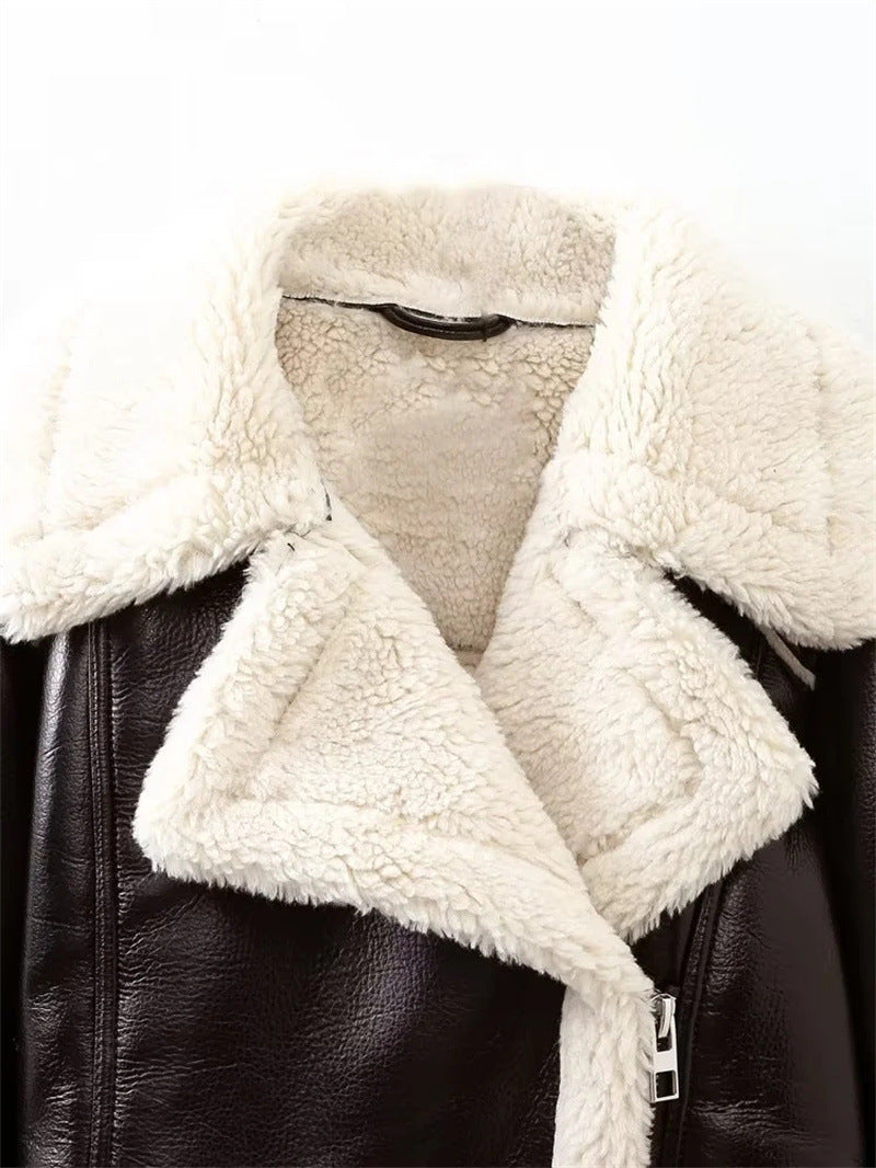 Chaqueta corta de efecto piel con borreguito
