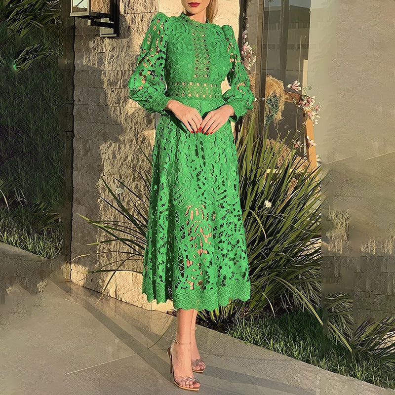 Vestido midi verde bordado de manga larga y cintura entallada