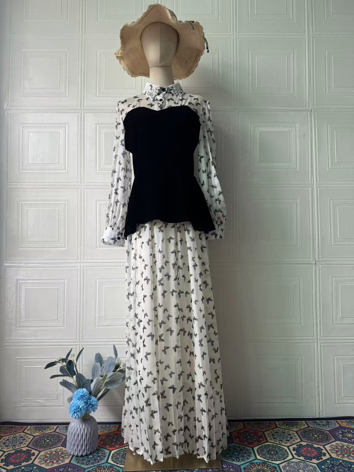 Vestido largo elegante con pedrería y escote cuadrado