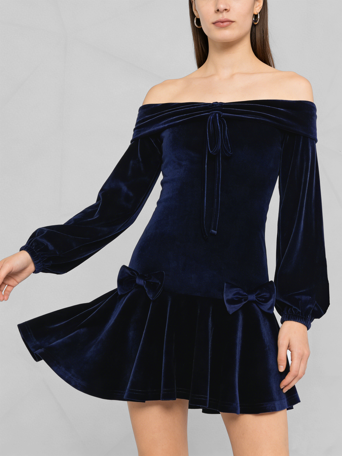 Vestido de terciopelo con hombros descubiertos y manga farol