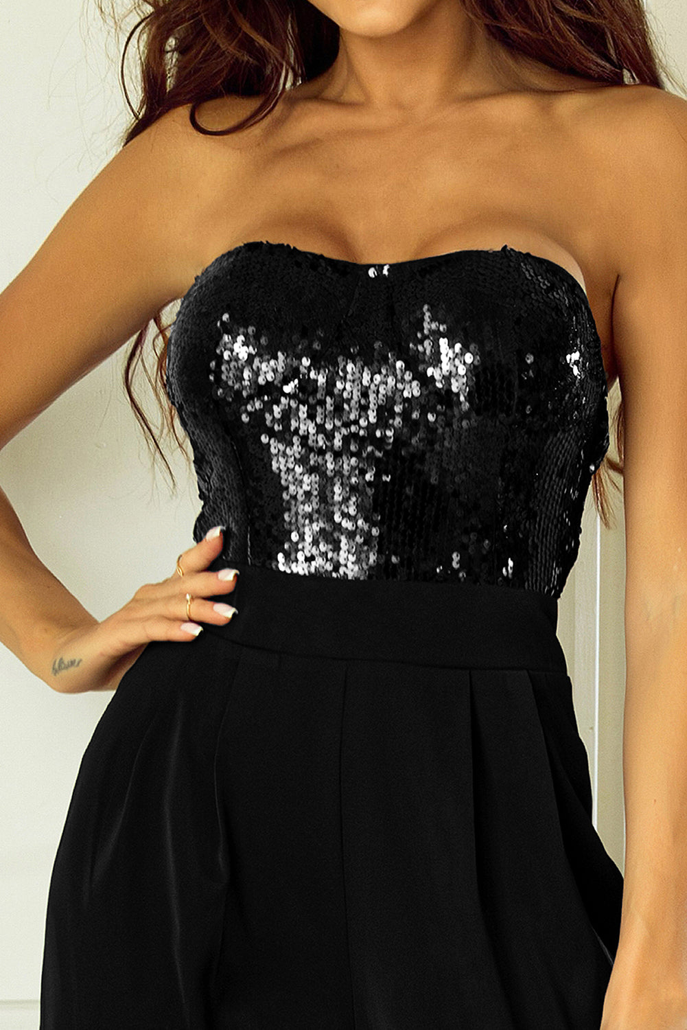 Mono negro de pierna ancha con top de lentejuelas