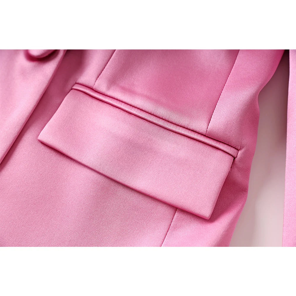Conjunto rosa satinado de tres piezas con blazer y minifalda