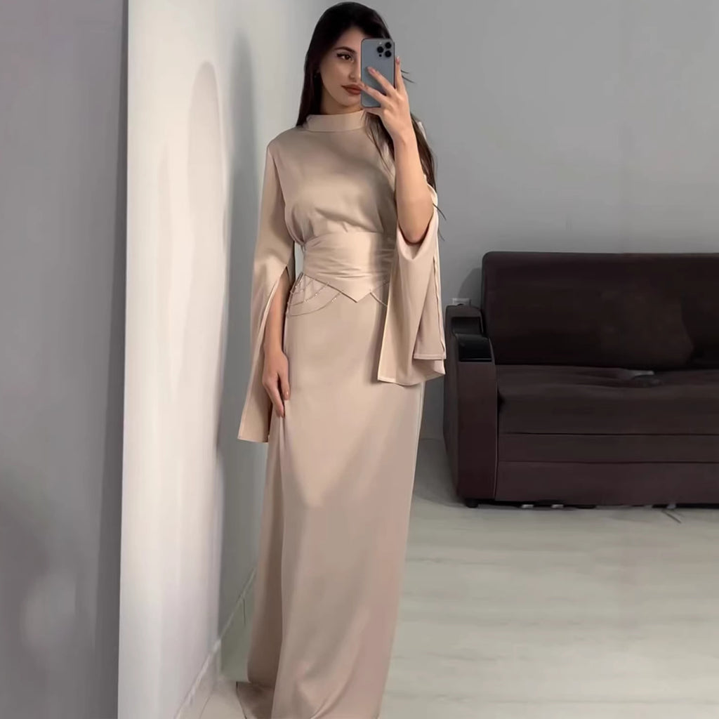 Vestido largo satinado de cuello alto y manga larga