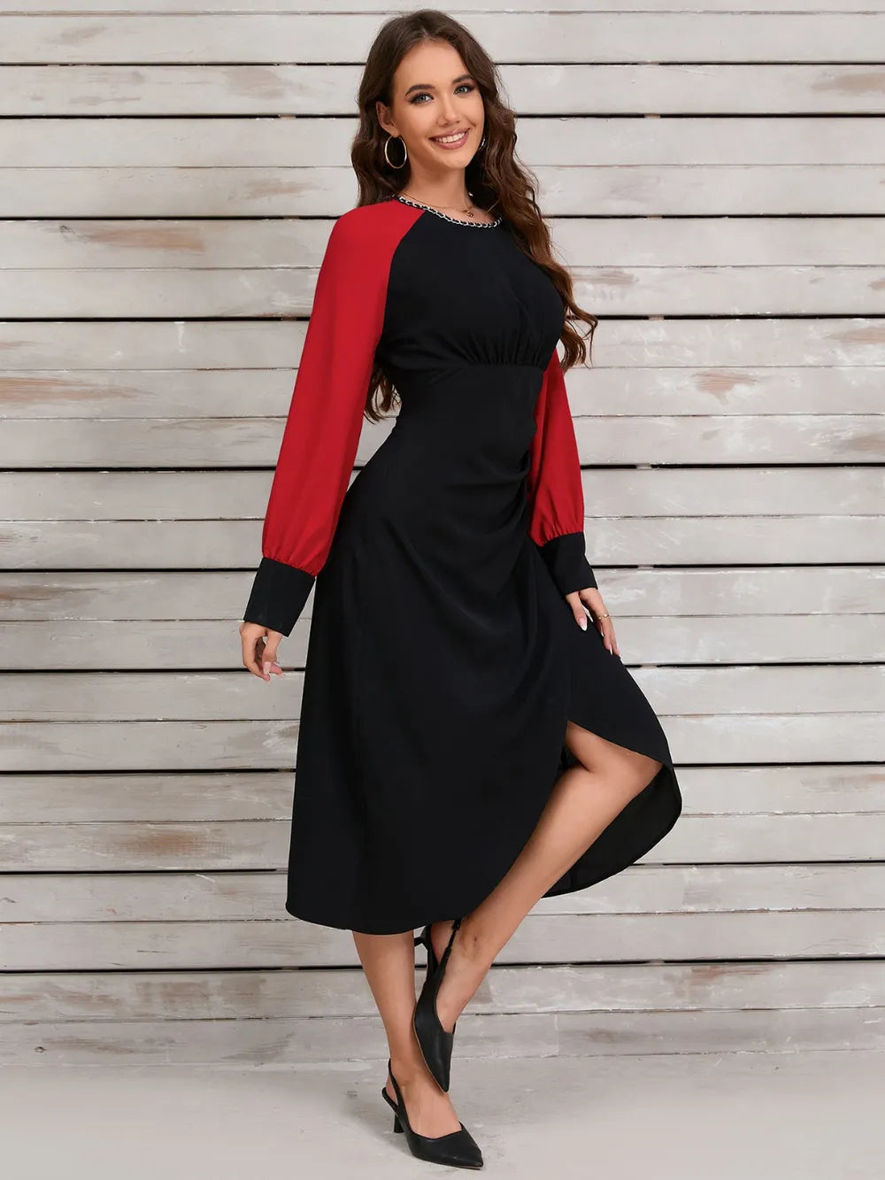 Vestido midi fruncido de manga larga con contraste