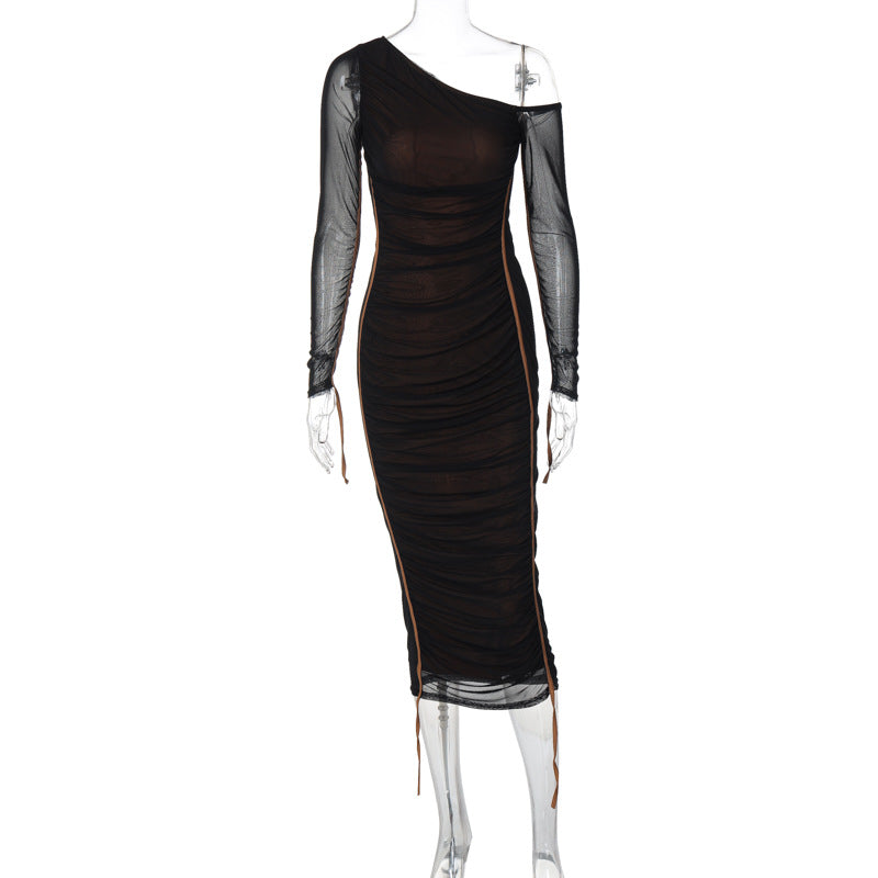 Vestido midi plisado con tul, hombros descubiertos y manga larga