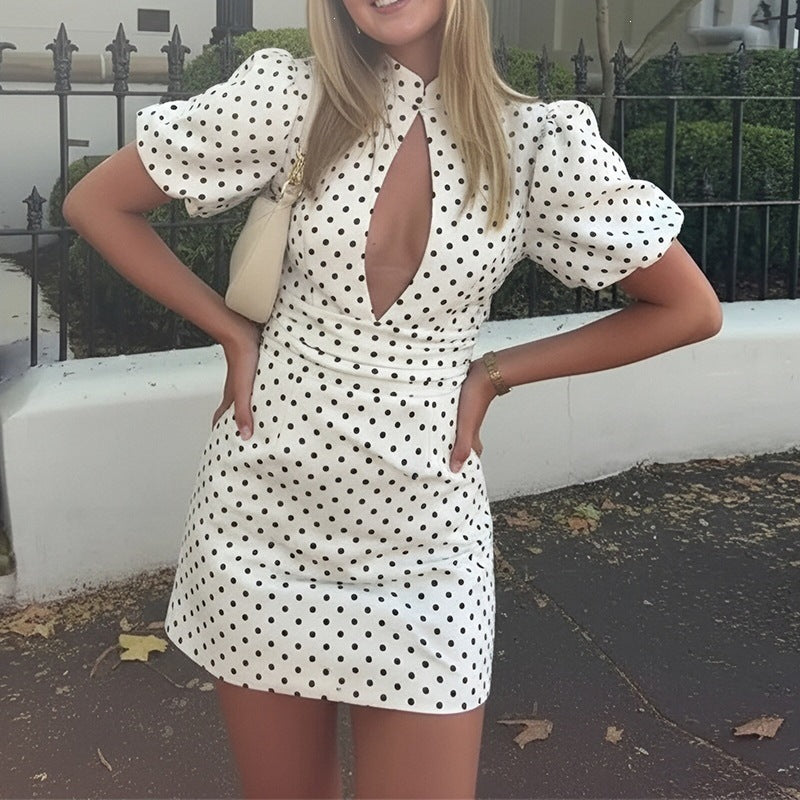 Vestido de lunares con cuello alto y detalles calados