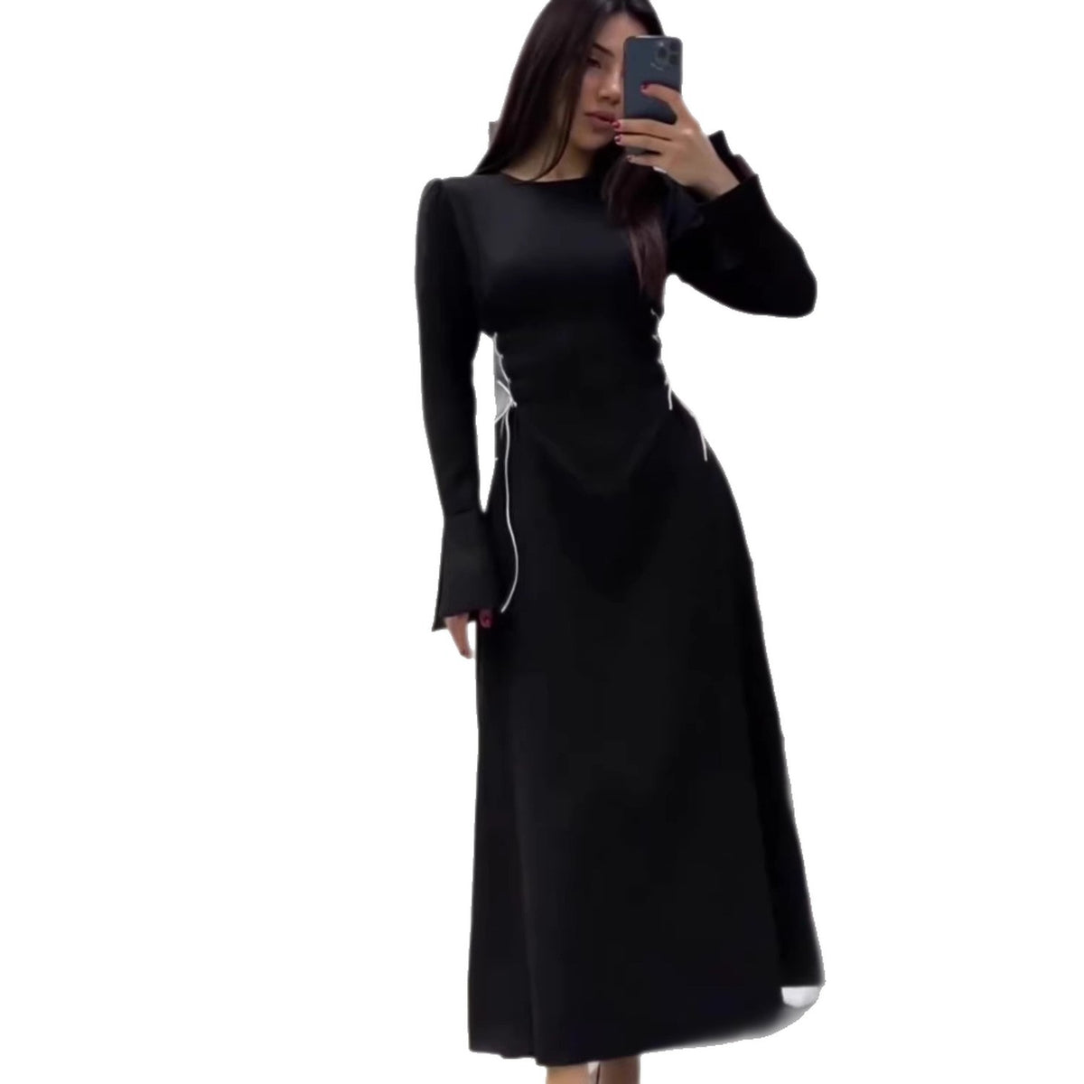 Vestido largo entallado con cinturón y manga acampanada