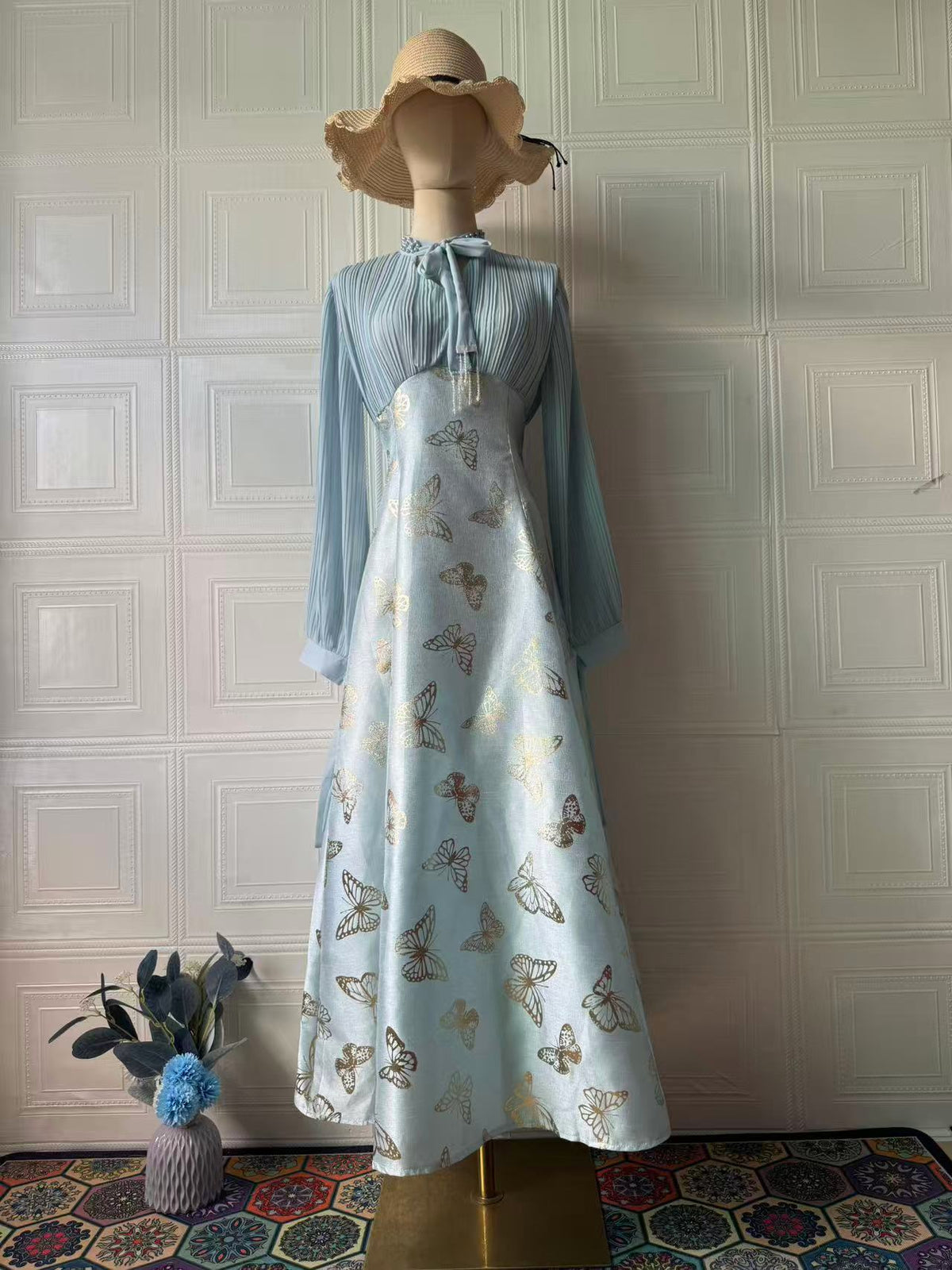 Vestido largo estampado con detalles dorados y manga larga