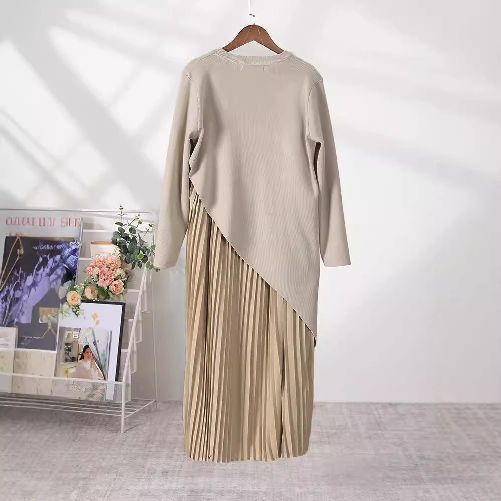 Conjunto asimétrico con top de manga larga y falda plisada