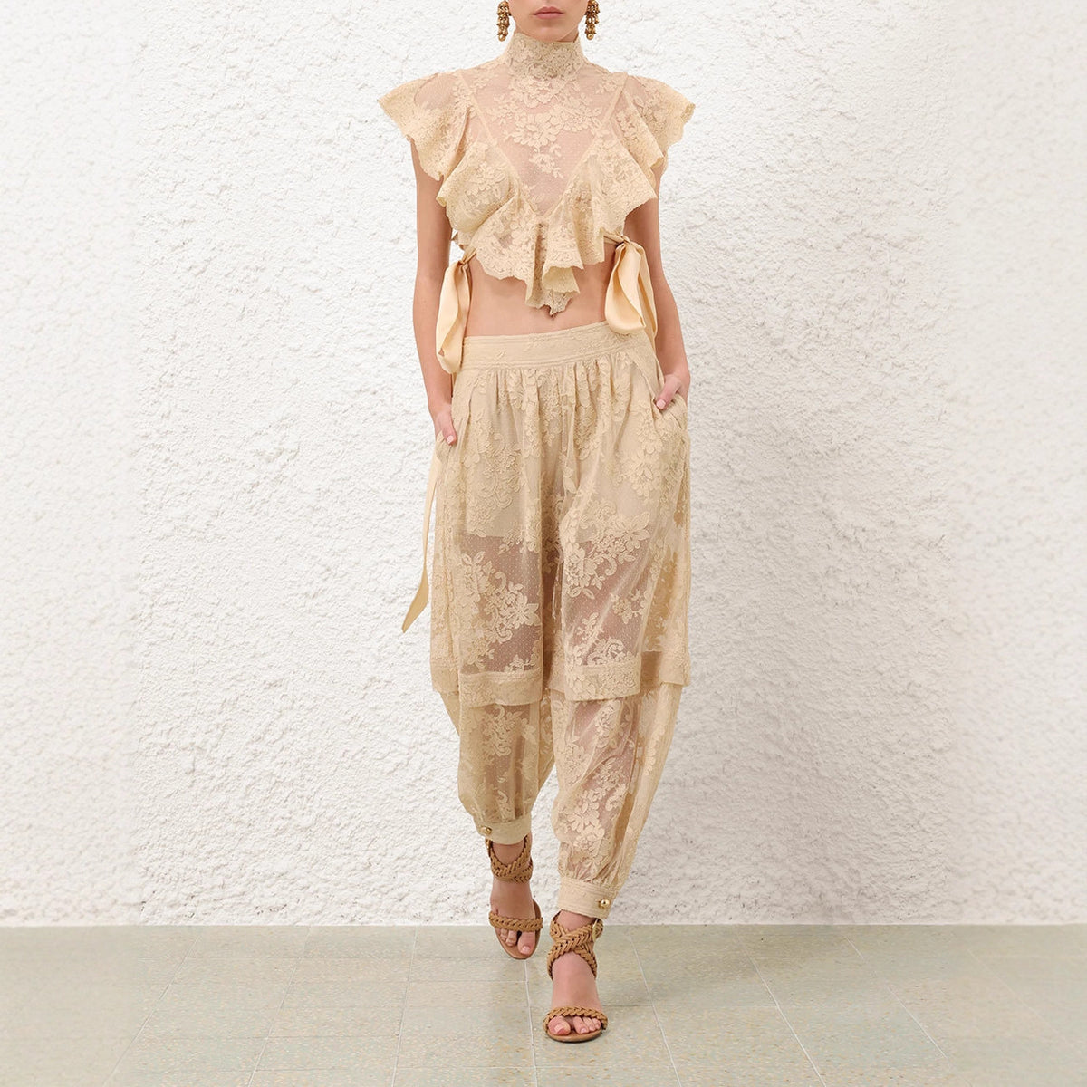 Conjunto sin mangas con top anudado y pantalón holgado