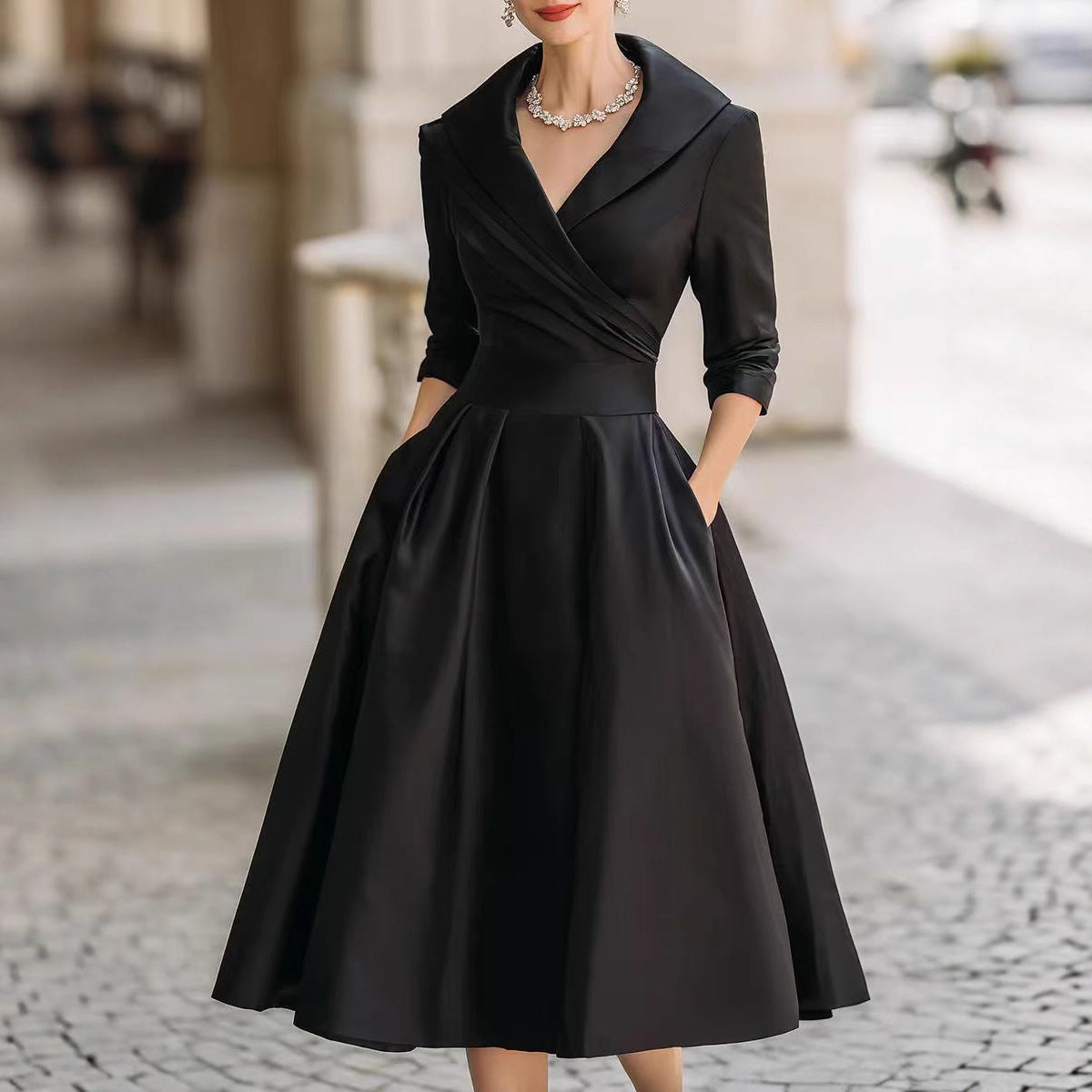 Vestido largo formal entallado de manga larga con cuello camisero