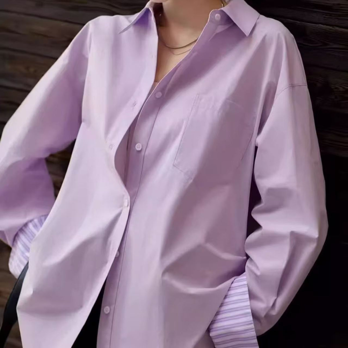 Camisa morada de rayas con manga larga y corte holgado