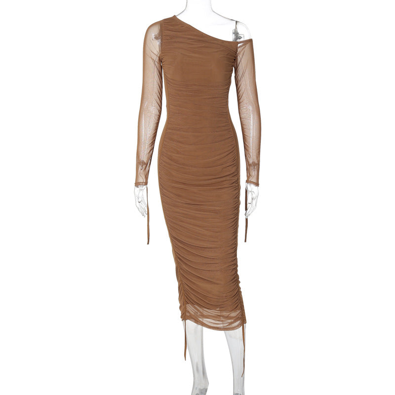 Vestido midi plisado con tul, hombros descubiertos y manga larga