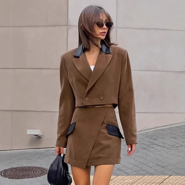 Conjunto vintage marrón de blazer y minifalda