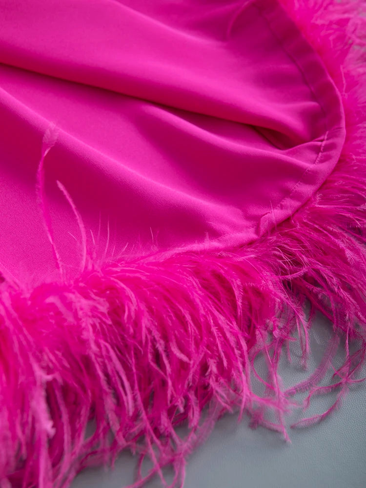 Vestido largo elegante con plumas, solapa y manga larga