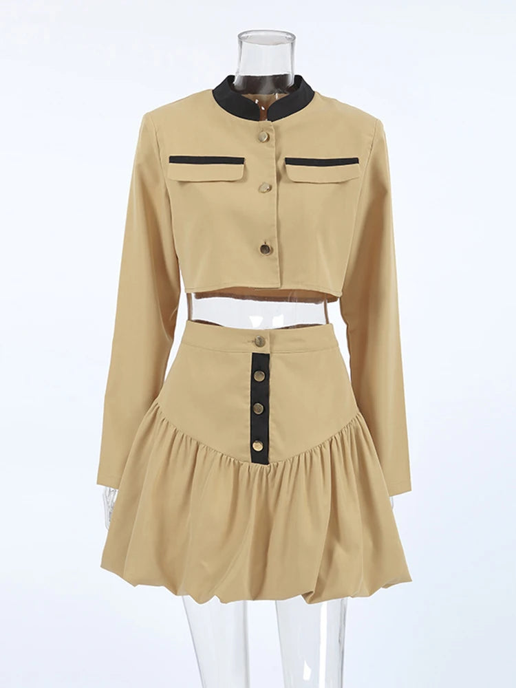 Conjunto bicolor de chaqueta y minifalda con botones