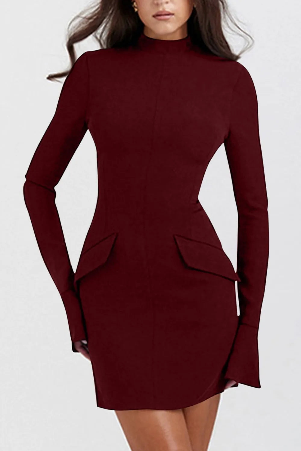 Vestido corto de manga larga con cuello alto