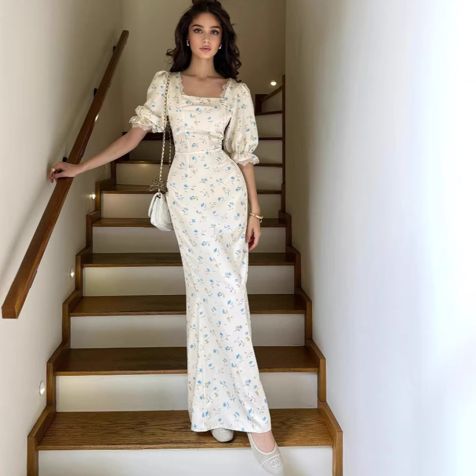 Vestido satinado floral con detalles de encaje