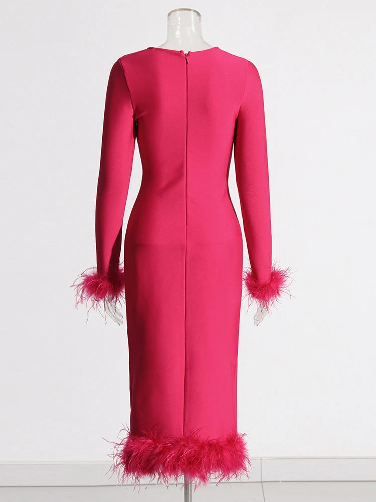 Vestido entallado elegante con detalle de plumas