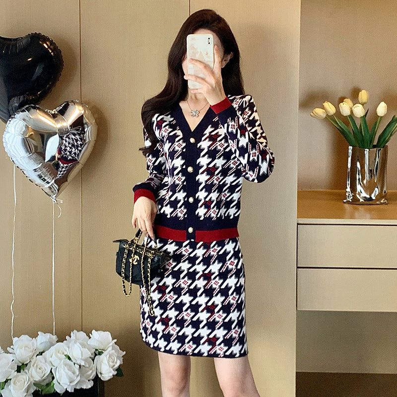 Conjunto azul de manga larga con escote en V y falda