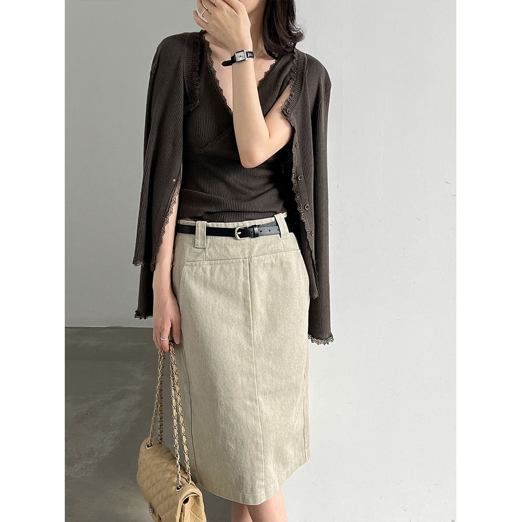 Conjunto de punto con top de escote en V y cárdigan de encaje