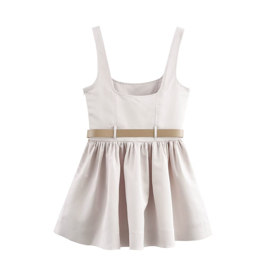 Vestido corto plisado con cinturón