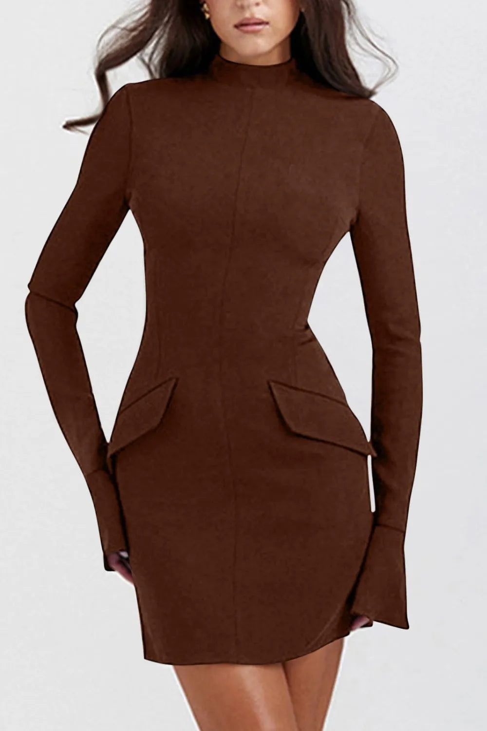 Vestido corto de manga larga con cuello alto